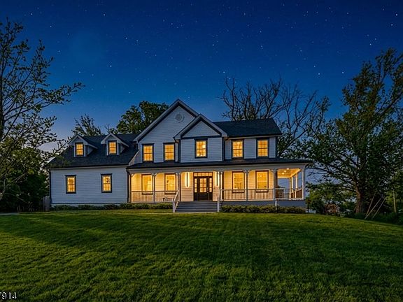 3rd image of 105 Woodfern Rd