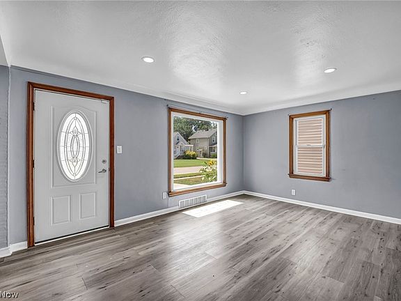 5th image of 4418 Maplecrest Ave