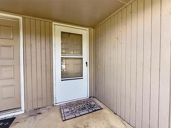 4th image of 210 NW Nottingham Ln