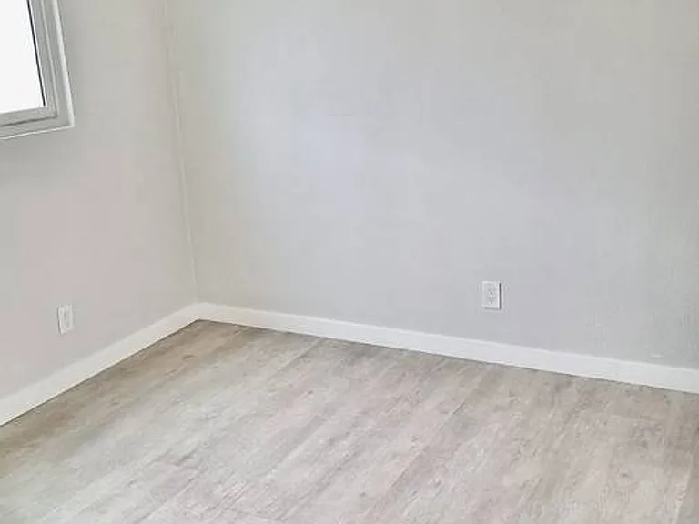 Move In Special $153 Dollars Off For The 1st 3 Months. Remodeled 3 Bedroom 1.5 Bath 2nd Floor Unit. — Photo 4