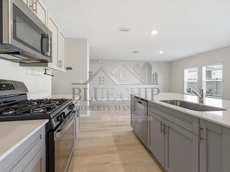 12937 Camarillo Pl — Photo 14