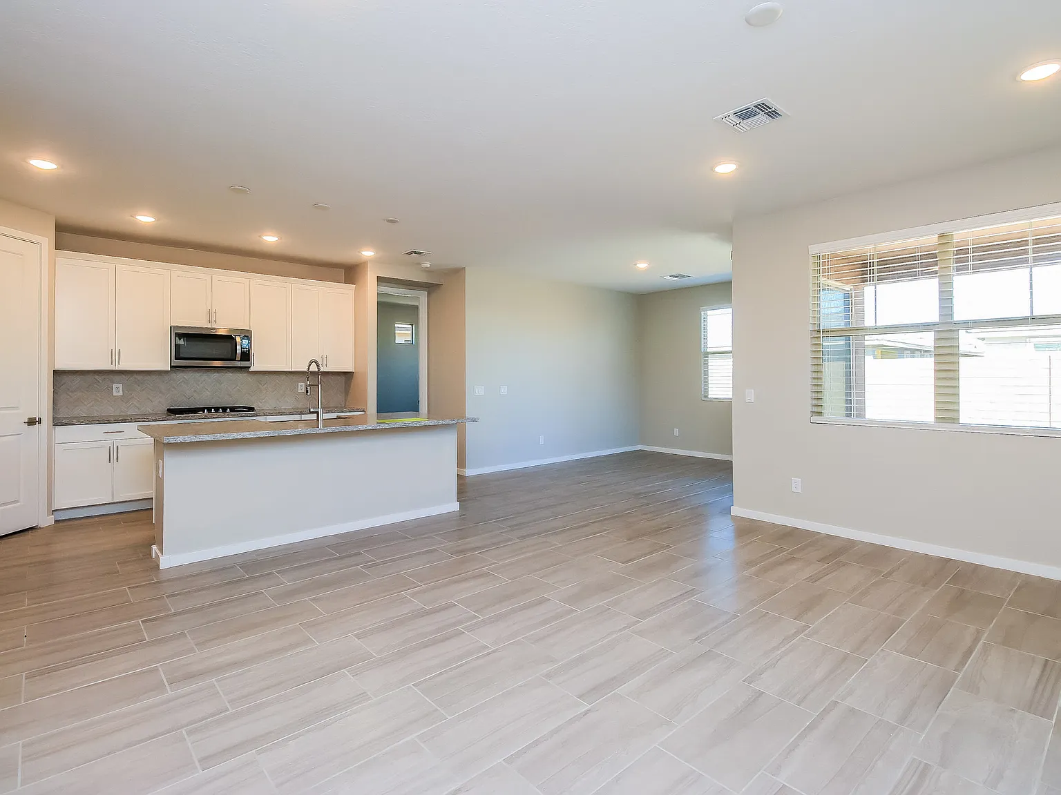 4 bed, 1832 sqft, $2,495 — Photo 3