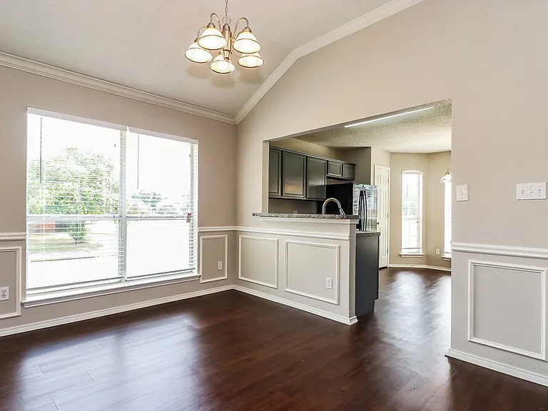 2844 Claremont Dr — Photo 3