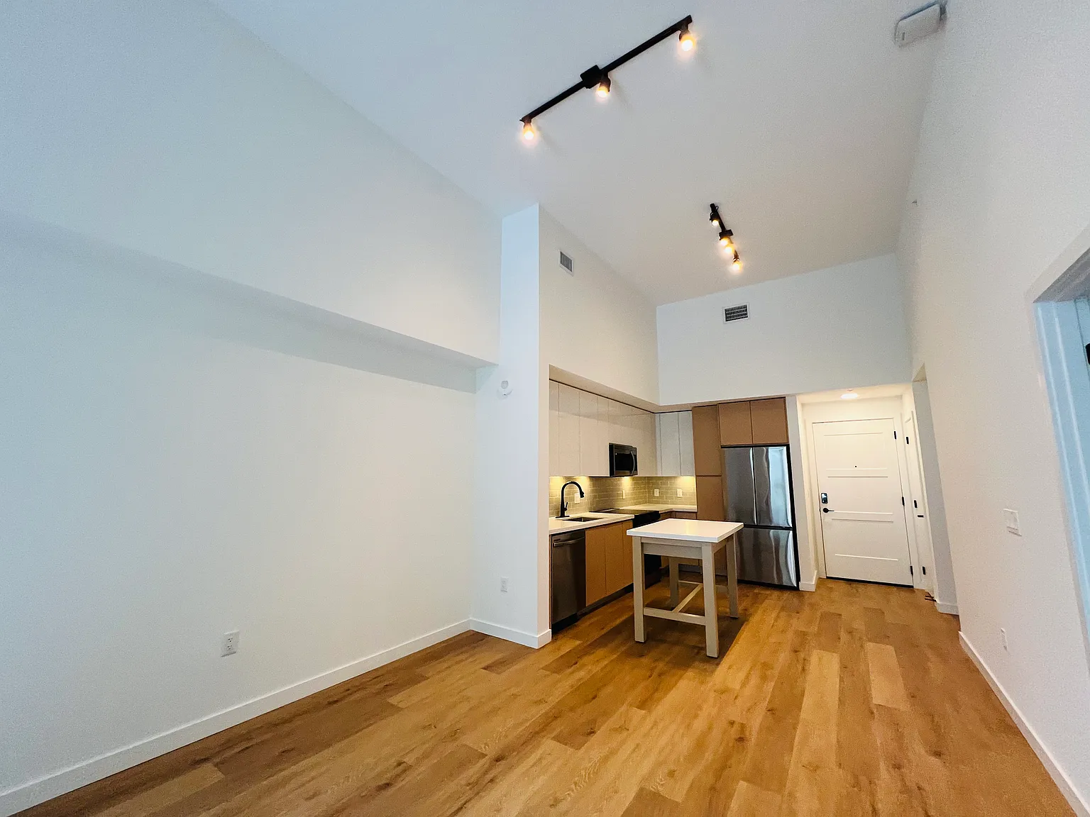 1 bed, 900 sqft, $2,775 — Photo 3