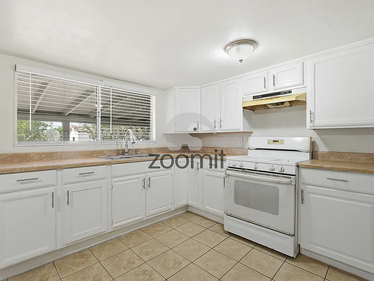 920 E 4th St — Photo 7