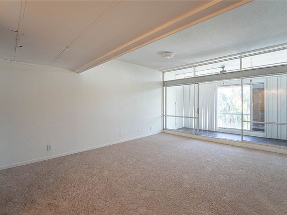 4th image of 4600 Ocean Dr APT 407