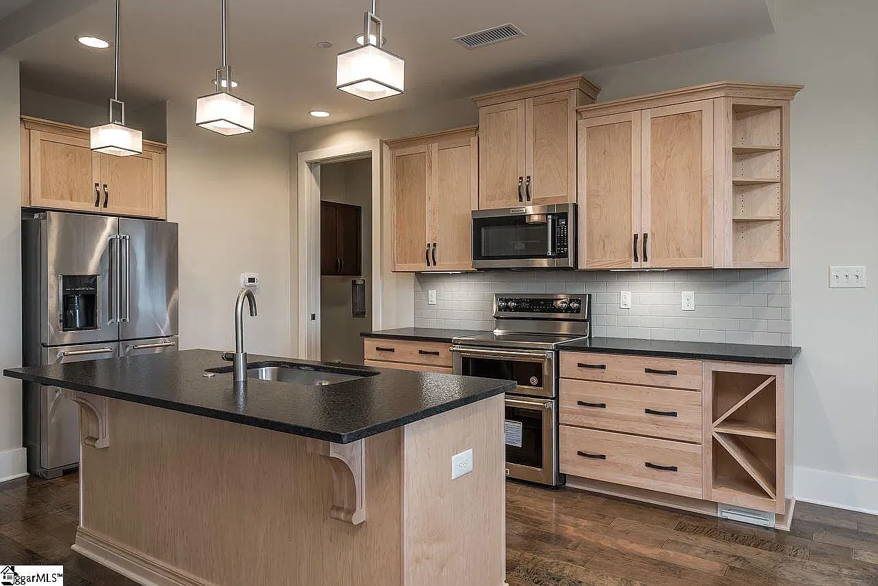 2 bed, 1600 sqft, $5,200 — Photo 1