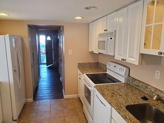 4th image of 1728 Woodridge Ct