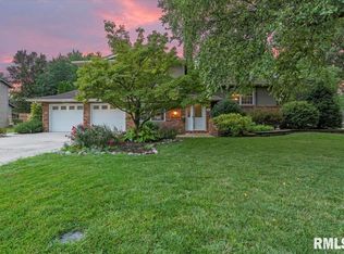 305 Melody Ln, Virden, IL 62690