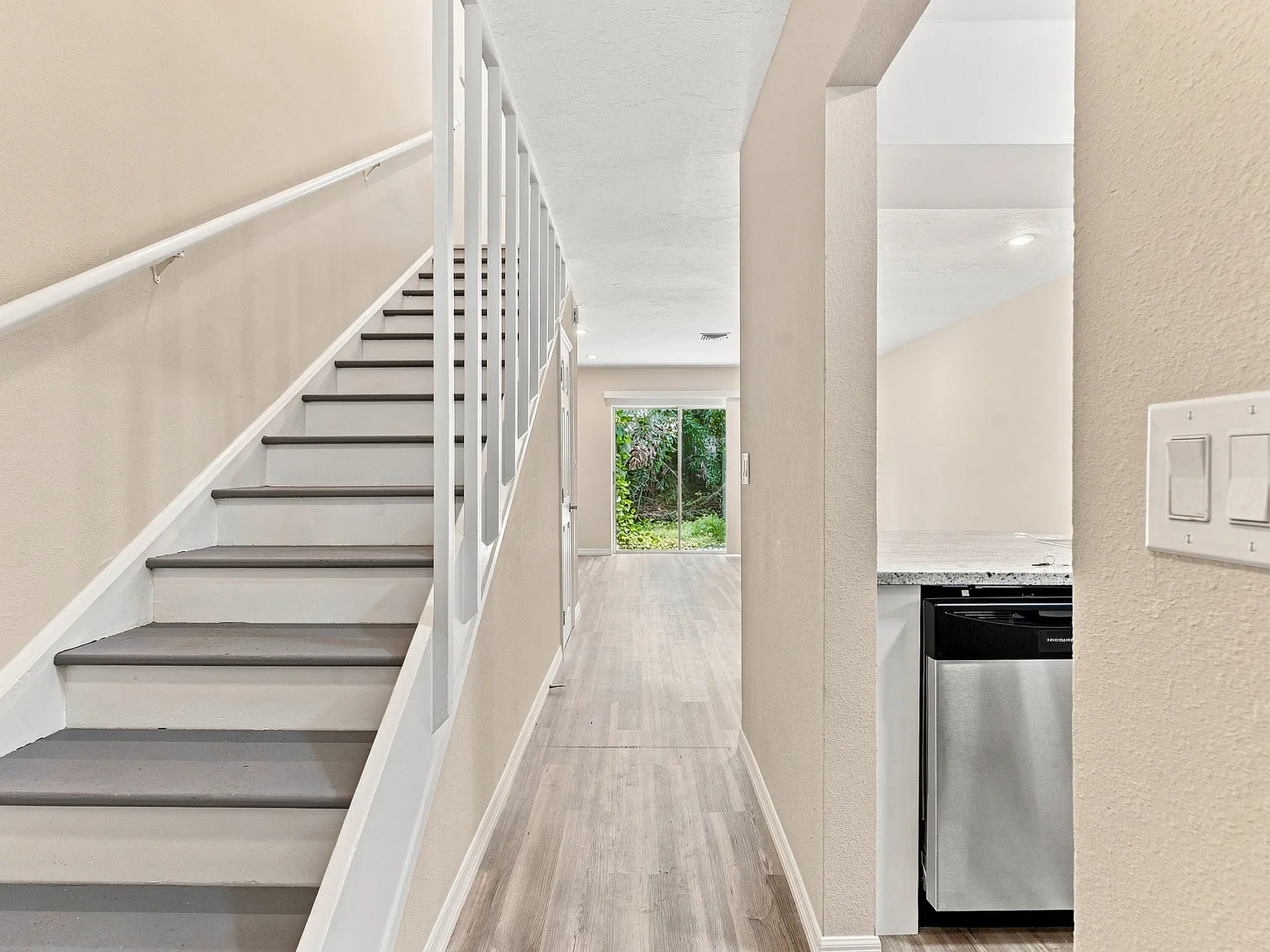 2 bed, 1.5 bath, 910 sqft, $1,750 — Photo 3
