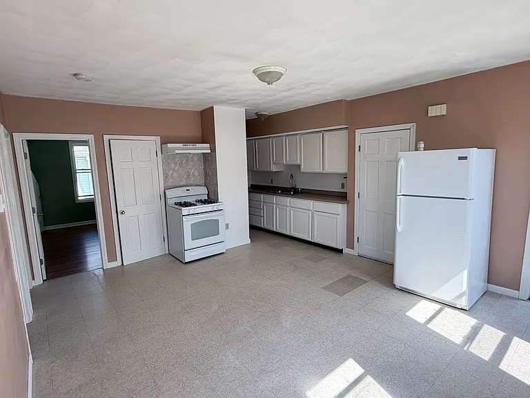 94 W Cole St #3 — Photo 1