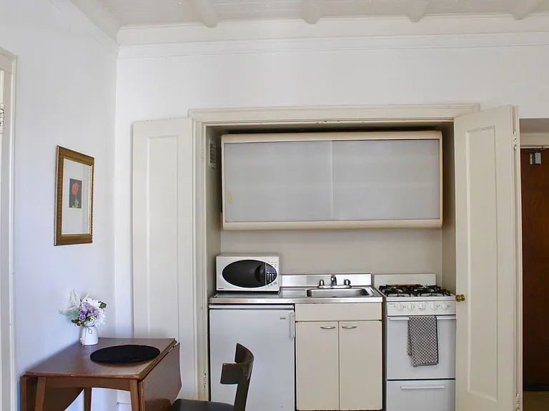 Canterbury Court Apartments — Photo 59