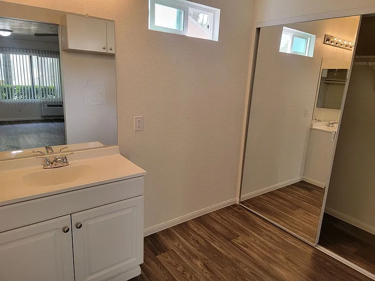 527 E Washington Ave — Photo 3