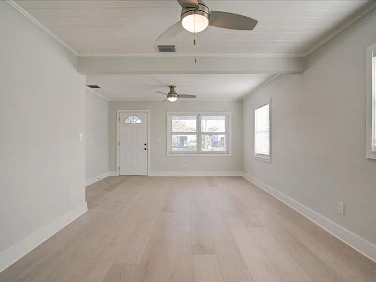 320 NW 6th Ave — Photo 8