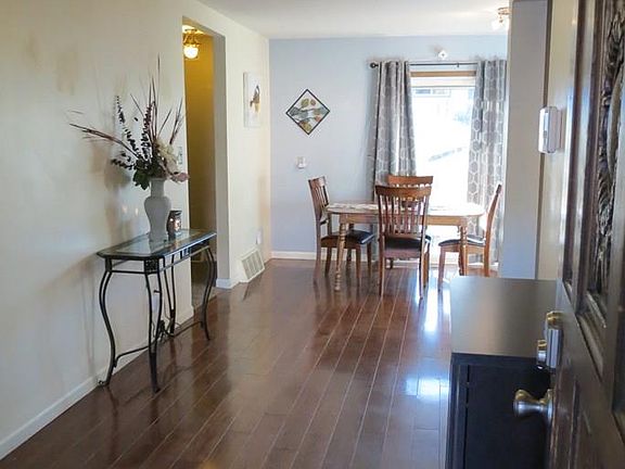 3rd image of 7 Bellflower Ct