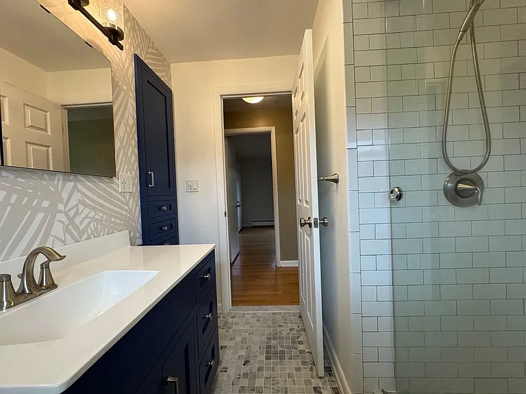 85 Maureen St — Photo 9