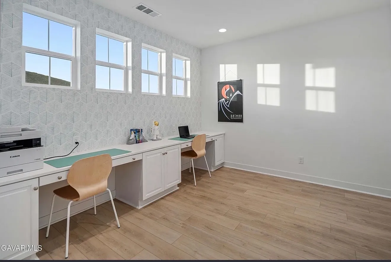 5 bed, 4500 sqft, $4,800 — Photo 4