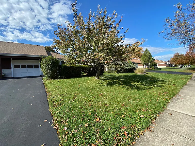 366 S Pearl St — Photo 2