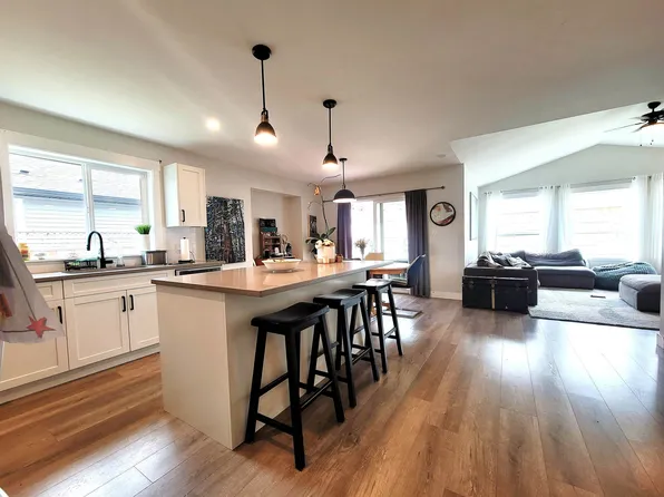 1040 Celia Cres, Gibsons, BC V0N 1V7
