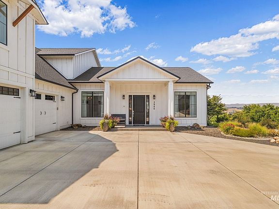 3rd image of 3986 Foothill Dr
