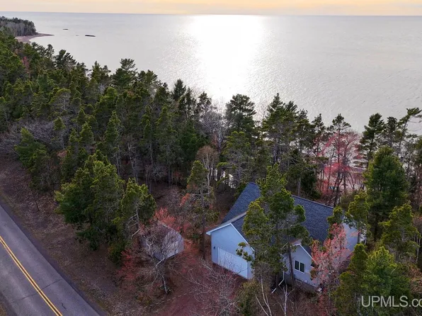 5877 Five Mile Point Rd, Allouez, MI 49805