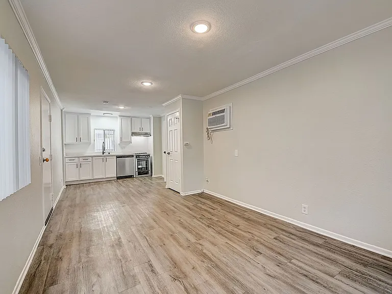 14900 Moorpark Street — Photo 12