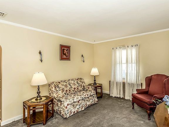 3rd image of 553 Forest Ave
