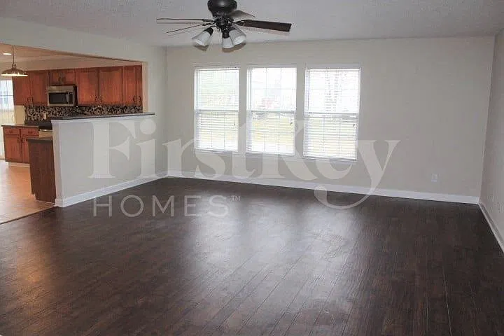 5 bed, 2.5 bath, 3234 sqft, $3,060 — Photo 3