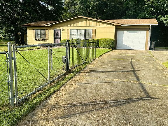 4th image of 508 Queen Park Cir
