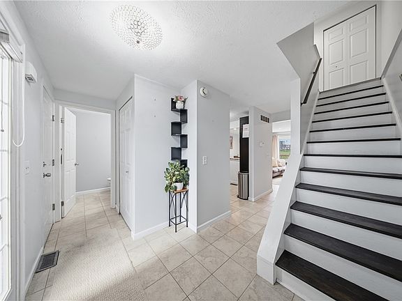 5th image of 120 Courtshire Ln