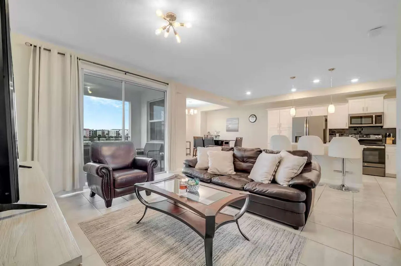 2 bed, 2.0 bath, 1184 sqft, $3,190 — Photo 2