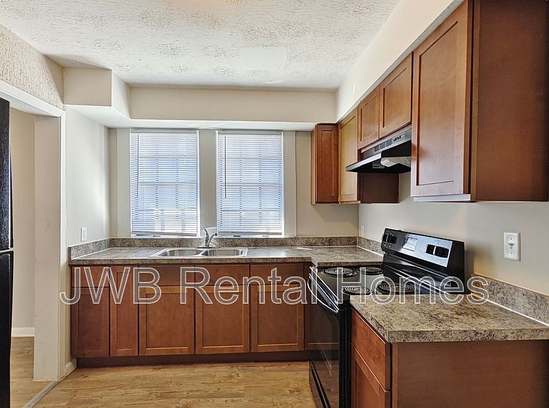 2nd image of 2284 Orchard St