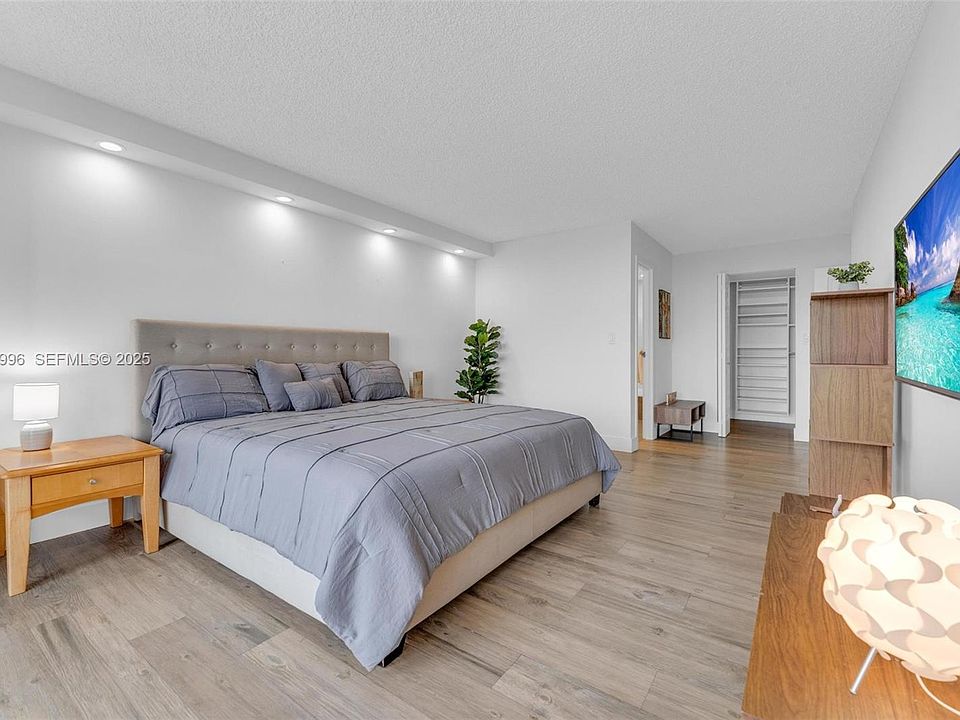 2nd image of 1000 Parkview Dr APT 723