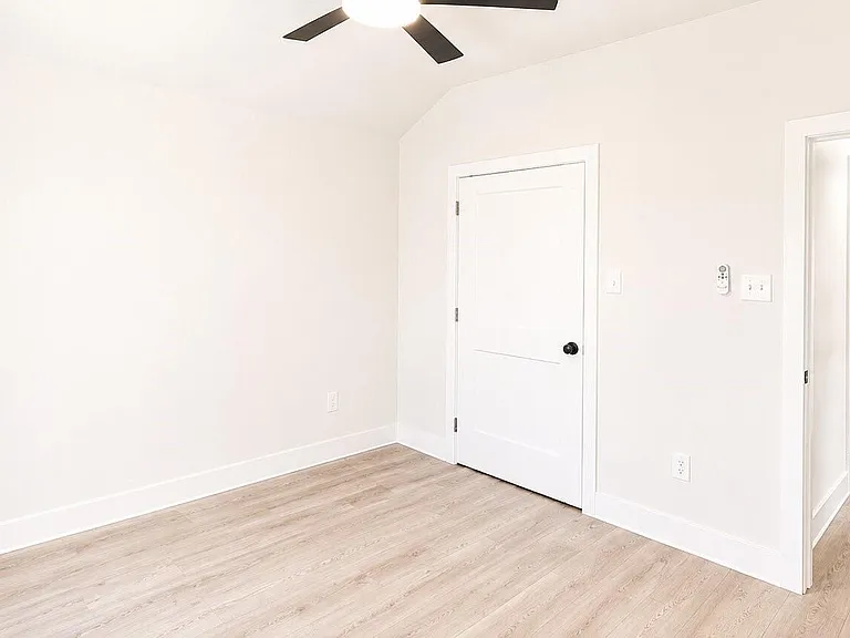 142A College St — Photo 16