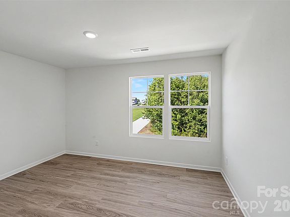 4th image of 405 Webb Rd