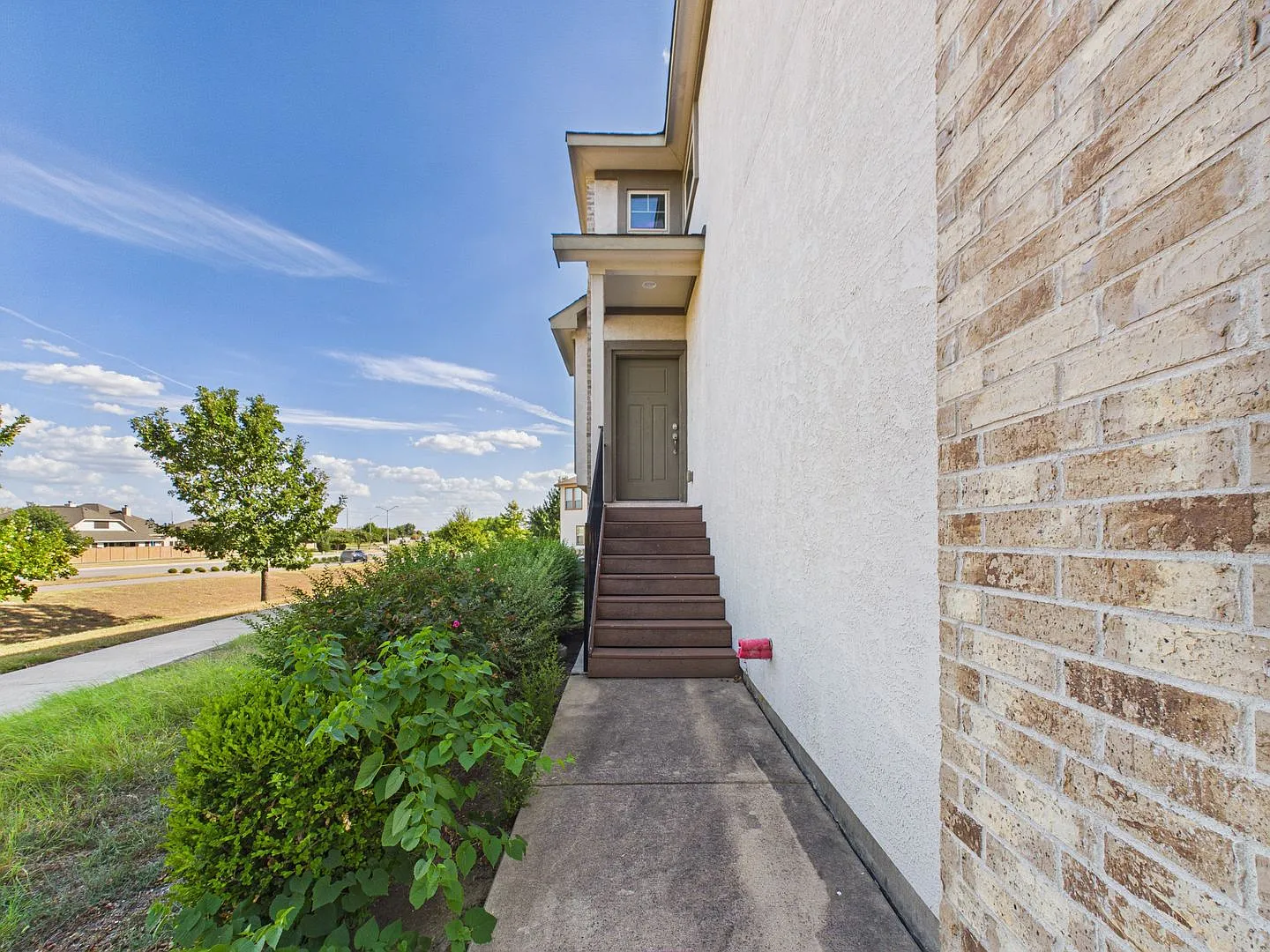 Stylish Pflugerville Townhome with Spacious Living and Modern Comfort — Photo 2