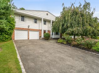 202 Country Club Rd, Scarsdale, NY 10803