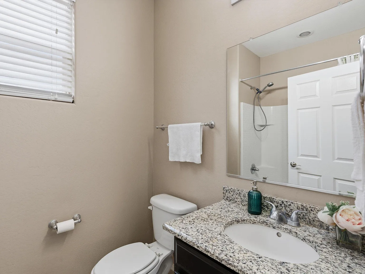 4 bed, 3.0 bath, 2076 sqft, $1,001 — Photo 4