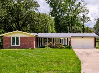 490 Trailwood Dr, Ballwin, MO 63011