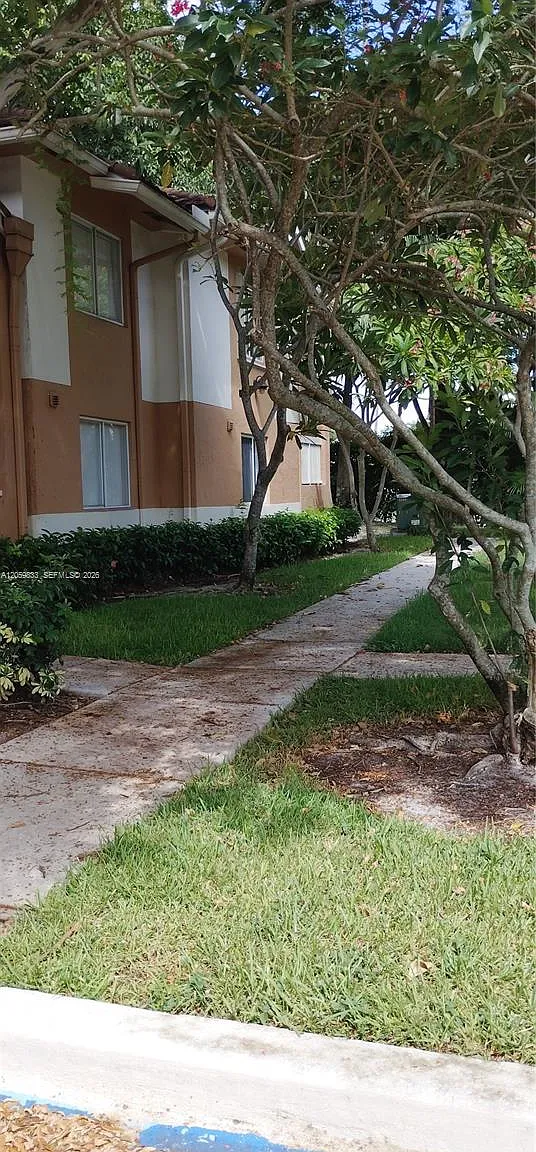 Colonnades Condo — Photo 3