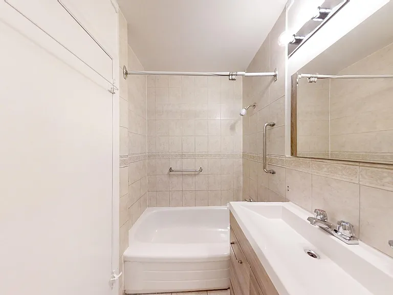 10 Bergamot Ave — Photo 5