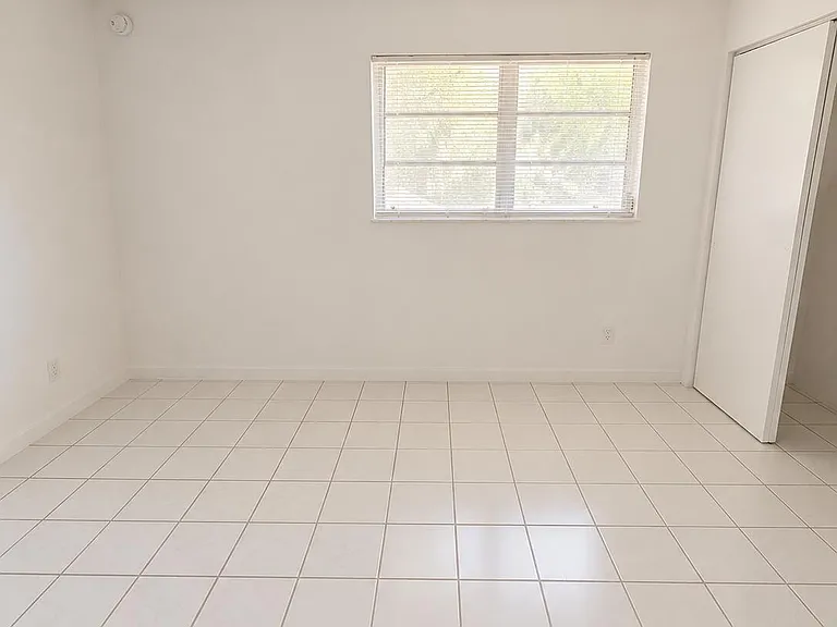 1150 NE 17th Ct #15 — Photo 5
