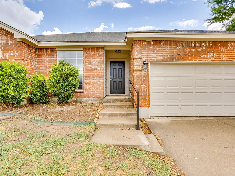 213 Carriage Dr — Photo 2