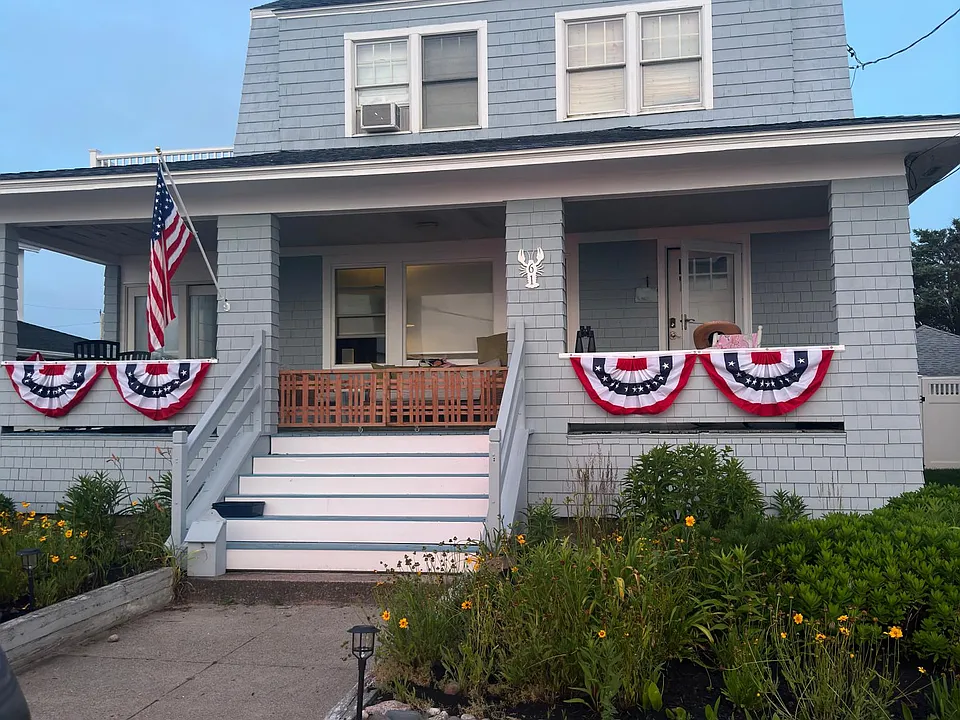 61 Beach Ave