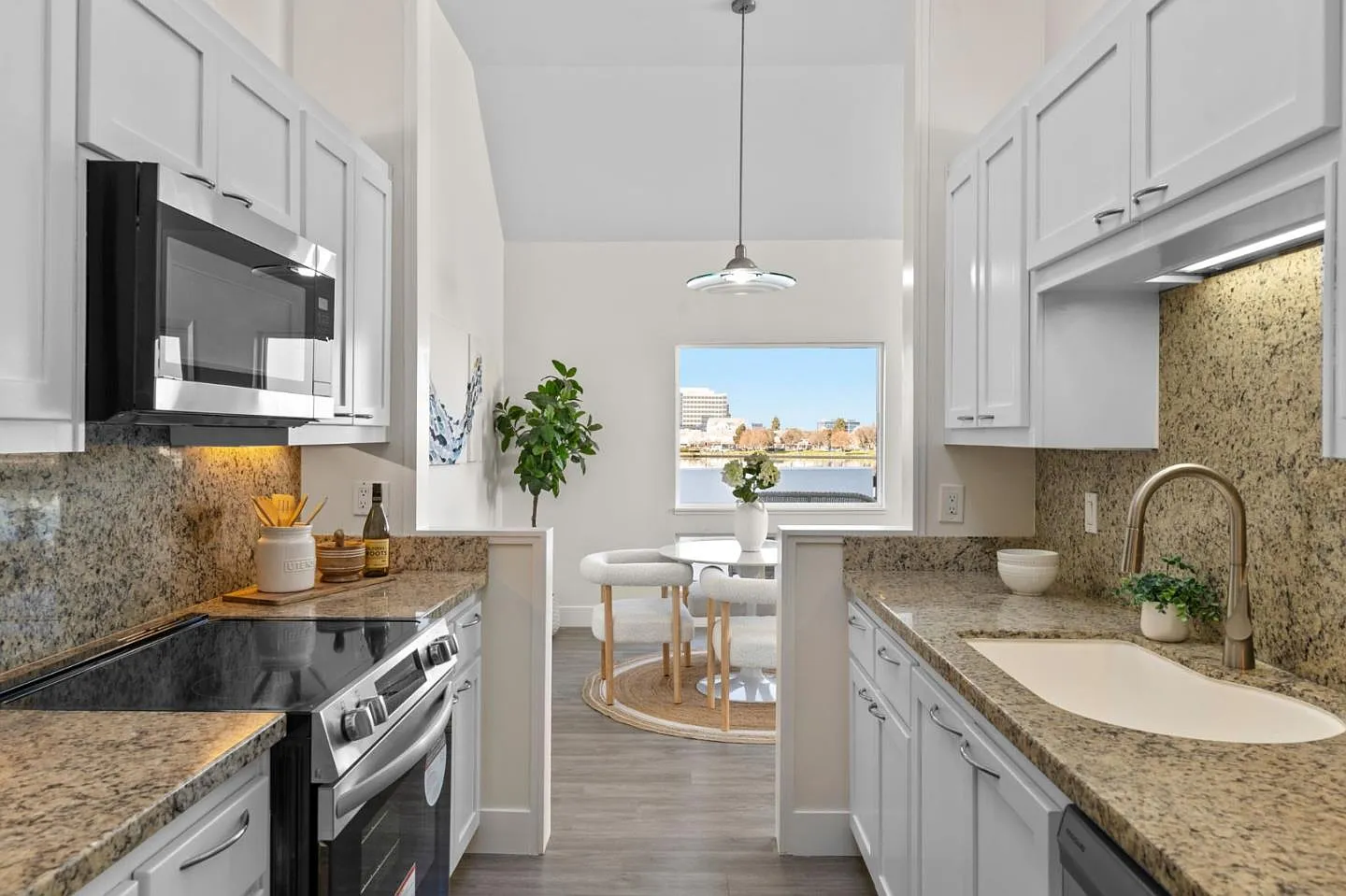 2 bed, 1300 sqft, $5,700 — Photo 4