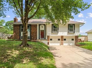 417 NE Stonewall Dr, Blue Springs, MO 64014