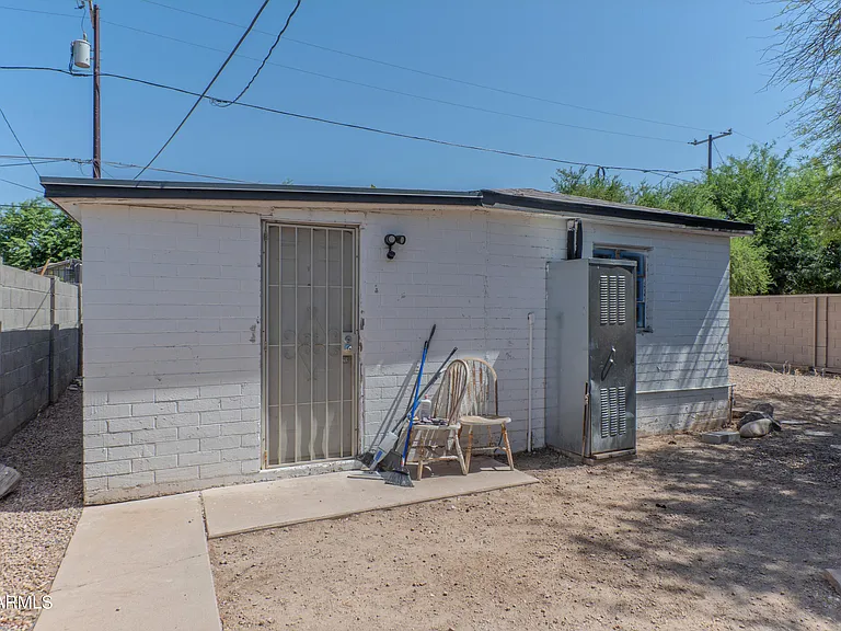 5946 W Myrtle Ave — Photo 2