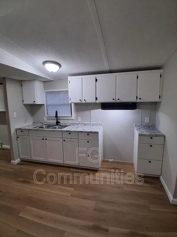 3 bed, 2.0 bath, $1,050 — Photo 2