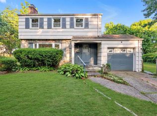 39 Kings Point Rd, Great Neck, NY 11024