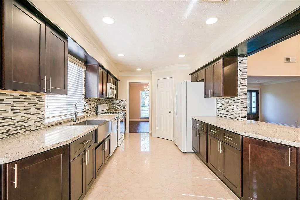 4 bed, 3.0 bath, 2218 sqft, $2,300 — Photo 1